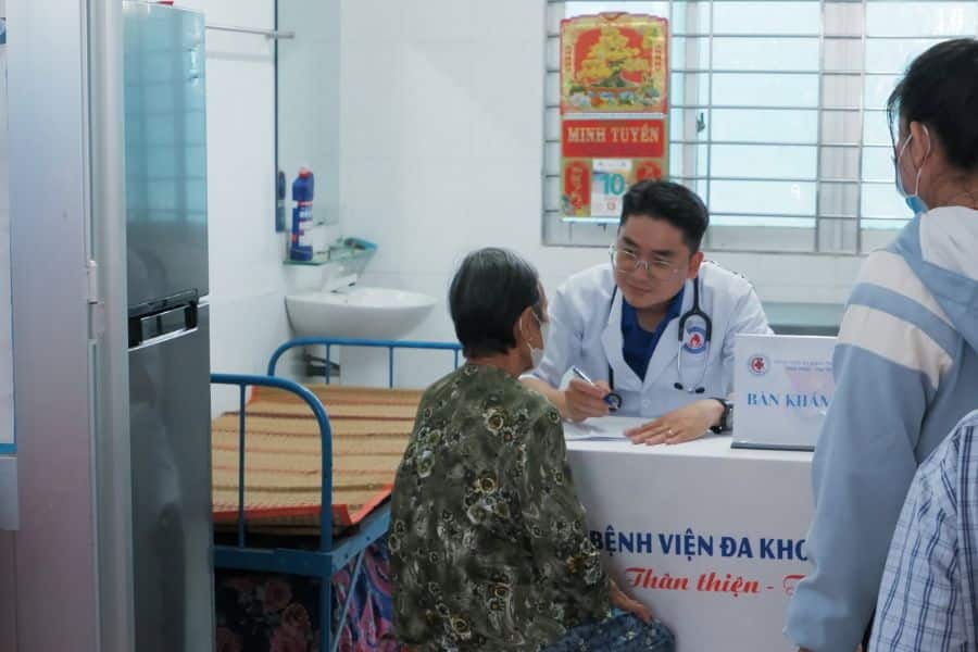 Đội ngũ bác sĩ giàu kinh nghiệm tại Bệnh viện Đa khoa TP Cần Thơ thăm khám tận tâm cho người bệnh