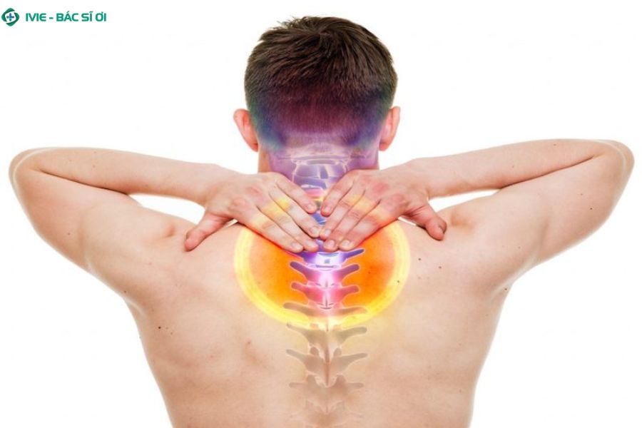 Chèn ép dây thần kinh cổ khiến người bệnh bị tê, đau lan từ cổ xuống vai và tay