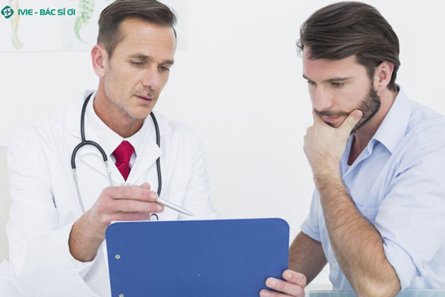 Nếu nước tiểu vàng đậm kéo dài hoặc kèm đau, buốt, sốt, bạn nên đi khám sớm