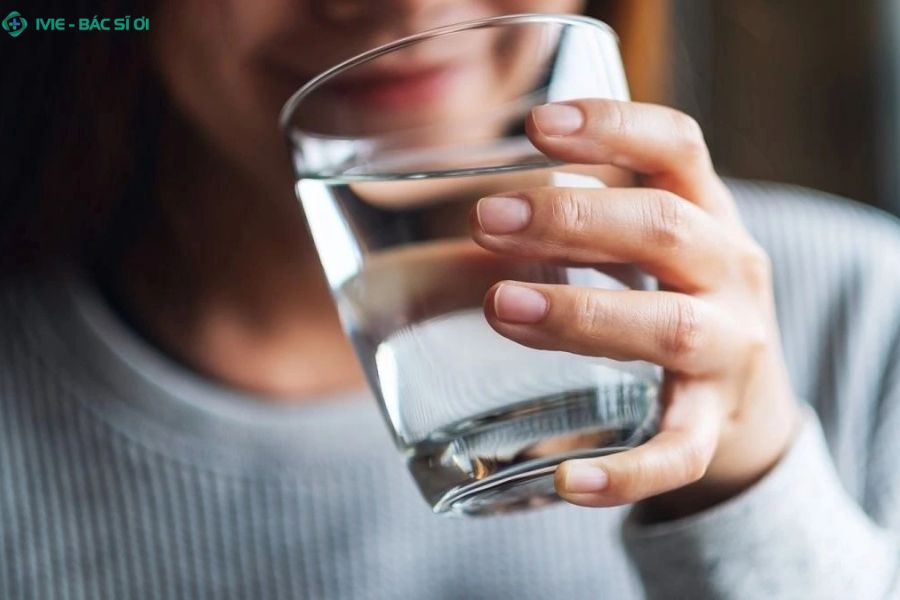 Uống nước đúng cách giúp thúc đẩy trao đổi chất, giảm thèm ăn và hỗ trợ giảm cân an toàn