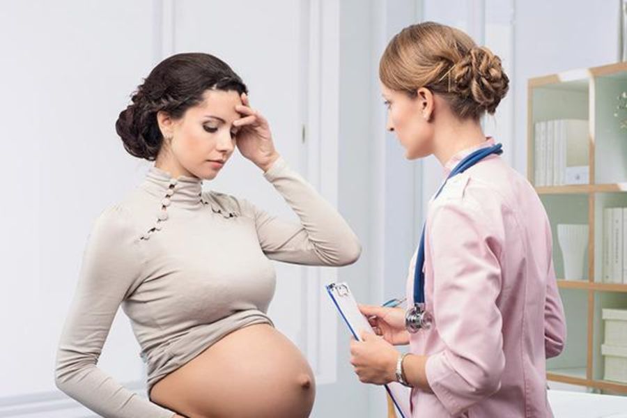 Khi cơn đau nửa đầu kéo dài, kèm theo các dấu hiệu như mờ mắt, sốt, mẹ bầu cần đi khám ngay