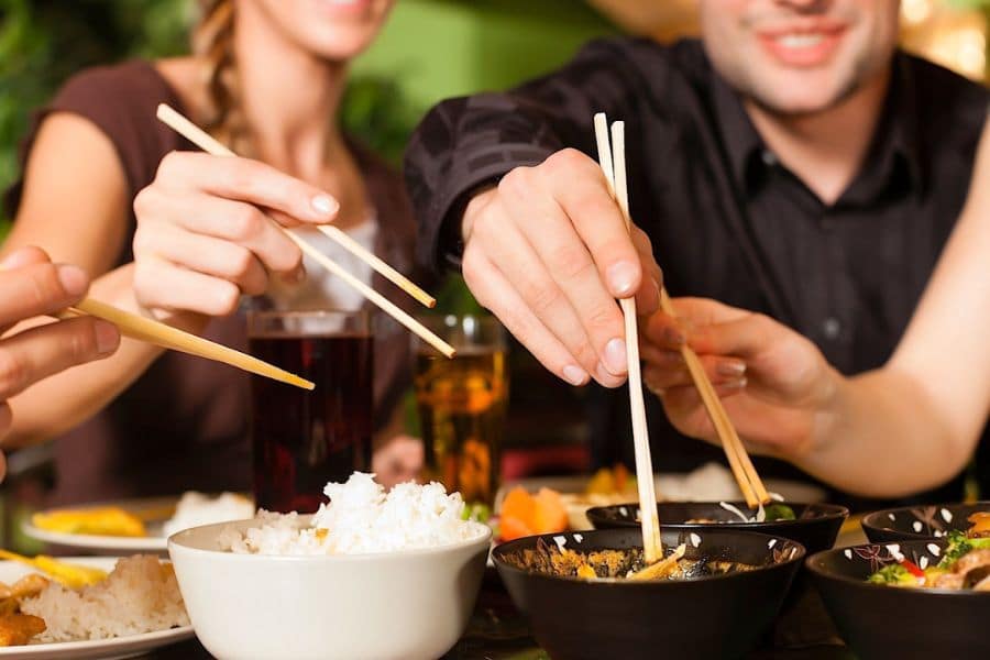 Sử dụng chung dụng cụ ăn uống với người bệnh có thể gây lây nhiễm viêm gan A