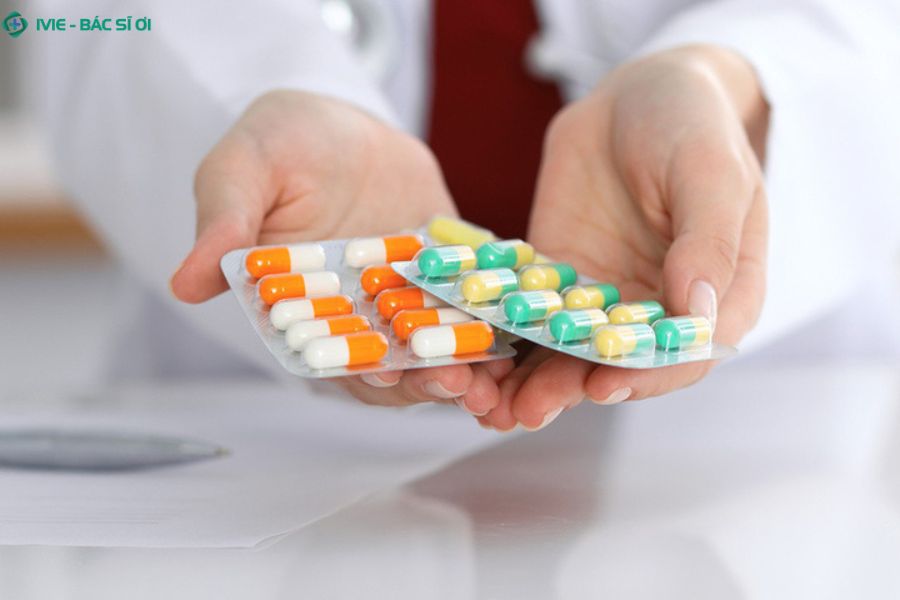 Bác sĩ kê đơn thuốc kháng virus Oseltamivir cho bệnh nhân cúm A nặng