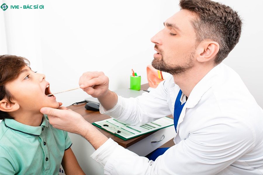 Dấu hiệu nguy hiểm cần đưa trẻ đi khám