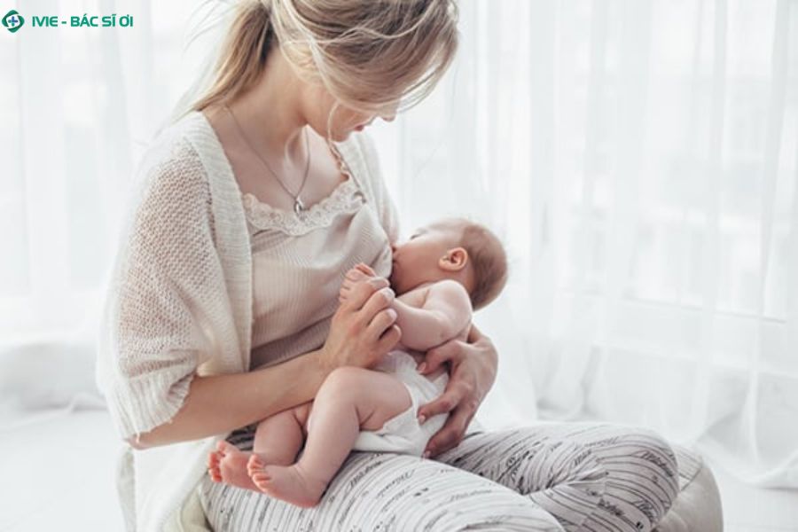 Sự mất cân bằng giữa sữa đầu và sữa cuối cữ bú có thể là nguyên nhân trẻ đi ngoài màu xanh