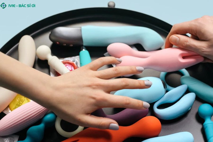 Ưu tiên chọn máy rung làm từ silicone y tế để đảm bảo an toàn cho vùng kín, tránh kích ứng