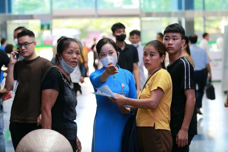 Người bệnh nên chủ động gửi xe hoặc xuống xe nhanh chóng tại khu vực cổng 4 để tránh ùn ứ giao thông