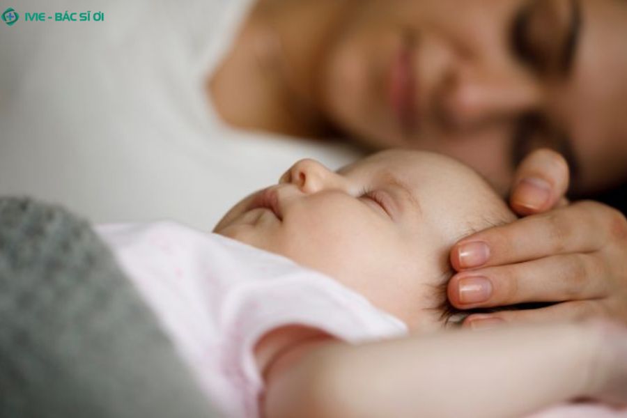 Cách xử lý khi trẻ 3 tháng tuổi ngủ hay lắc đầu