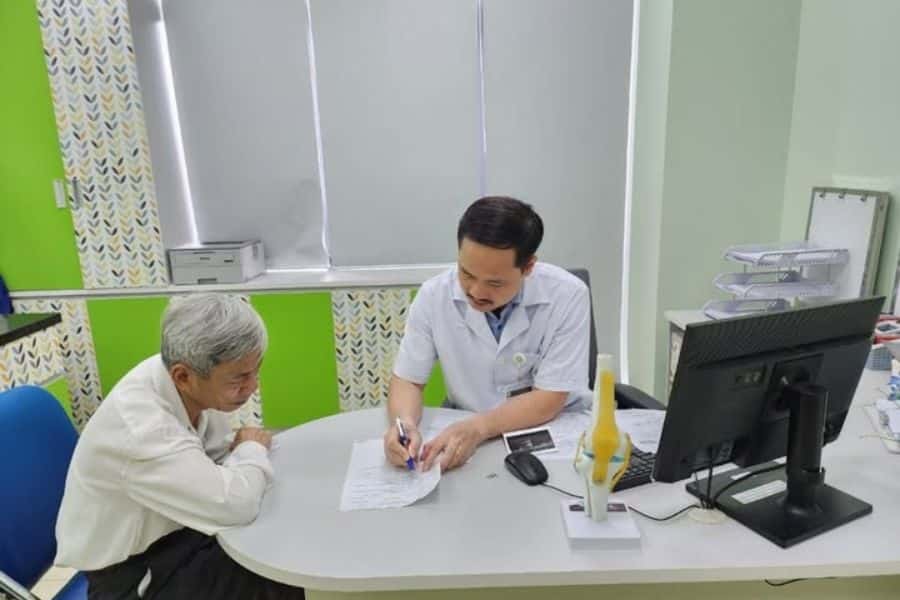 Người bệnh làm thủ tục xuất trình thẻ Bảo hiểm y tế để được hưởng quyền lợi tối ưu về giá siêu âm ổ