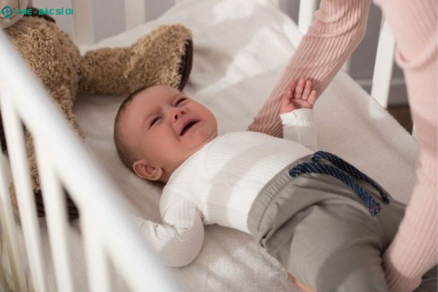 Bé 7 tháng tã khô cả đêm có sao không?