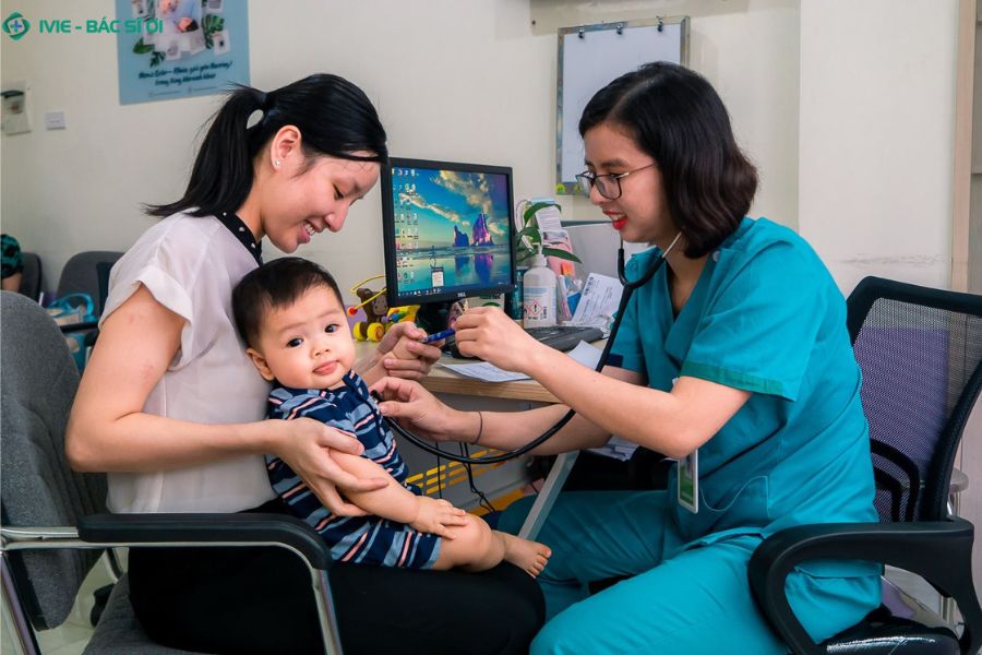 Cần đưa trẻ 4 tháng tuổi đi khám ngay nếu cả đêm không đi tiểu