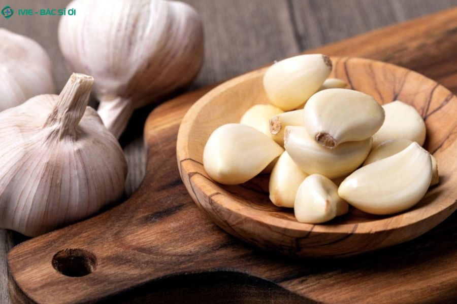 Tỏi hấp mật ong mẹo trị ho dân gian giúp kháng khuẩn, tiêu đờm và làm dịu cổ họng hiệu quả