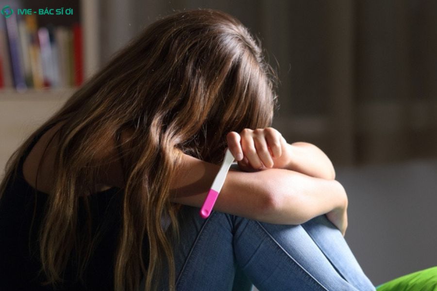 Mang thai ngoài ý muốn buộc nhiều bạn trẻ phải gác lại ước mơ và con đường học vấn phía trước