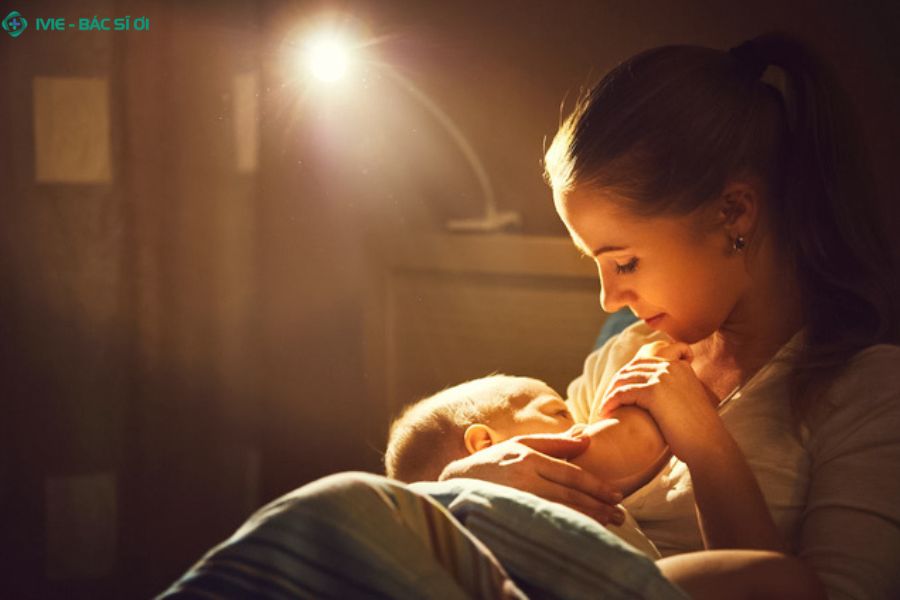 Có nên đánh thức trẻ 1 tháng tuổi dậy bú ban đêm không?