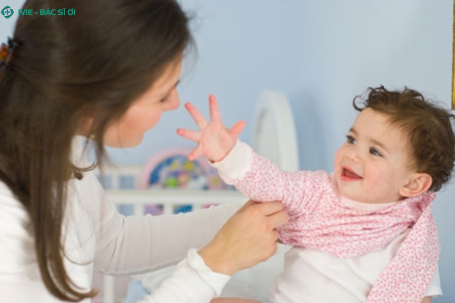 Mặc quần áo thoáng mát và đắp chăn mỏng giúp trẻ dễ tản nhiệt, giảm khó chịu khi bị sốt do viêm amidan