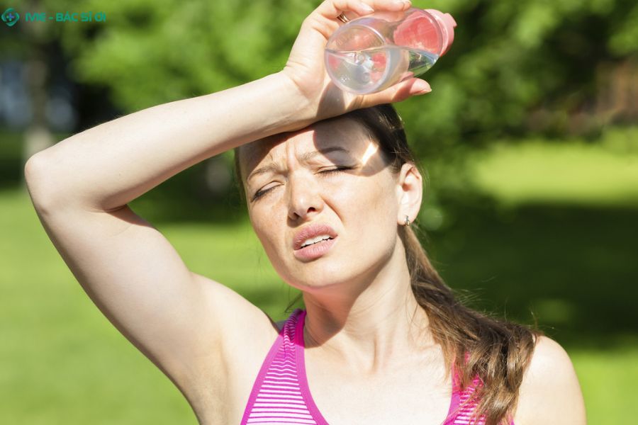 Nước tiểu vàng đậm thường là dấu hiệu cơ thể đang thiếu nước và cần được bổ sung kịp thời