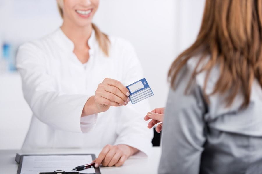 Thẻ bảo hiểm sức khỏe thương mại là giải pháp bổ sung hoàn hảo cho BHYT Nhà nước, giúp mở rộng quyền lợi chăm sóc y tế