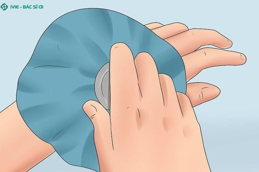 Chườm lạnh giúp giảm sưng và đau nhức ngón tay