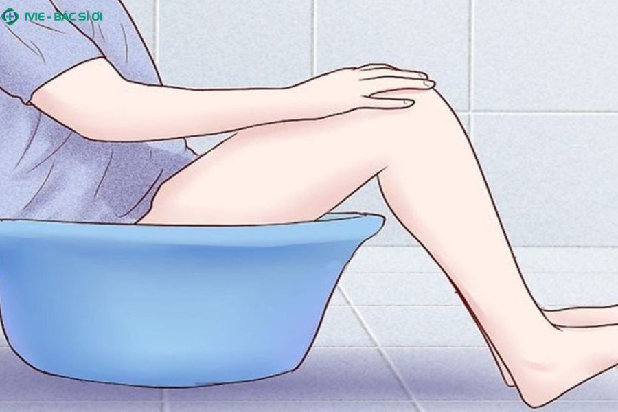 Ngâm hậu môn nước ấm giúp giảm đau rát búi trĩ