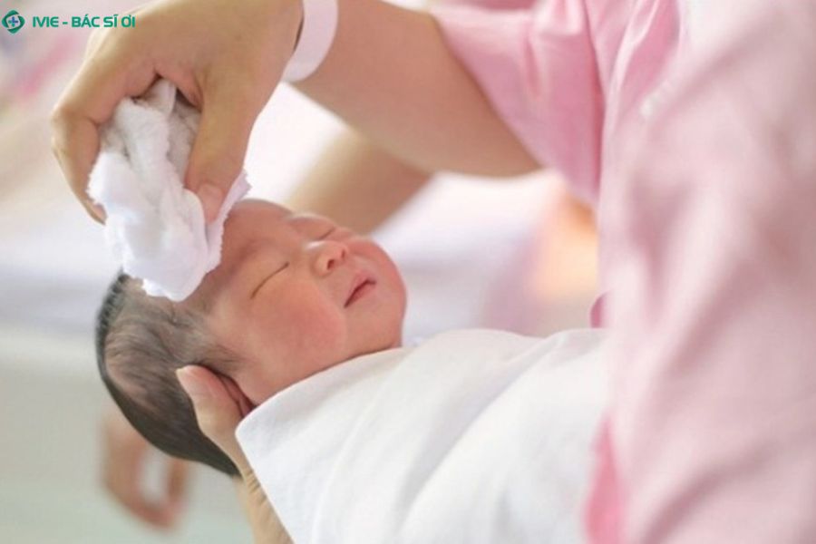 8 sai lầm khi hạ sốt cho bé 7 tháng