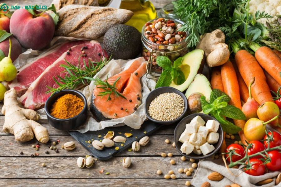 Chế độ ăn giàu chất xơ và vitamin giúp điều hòa nội tiết tố, hỗ trợ kìm hãm u xơ tử cung phát triển