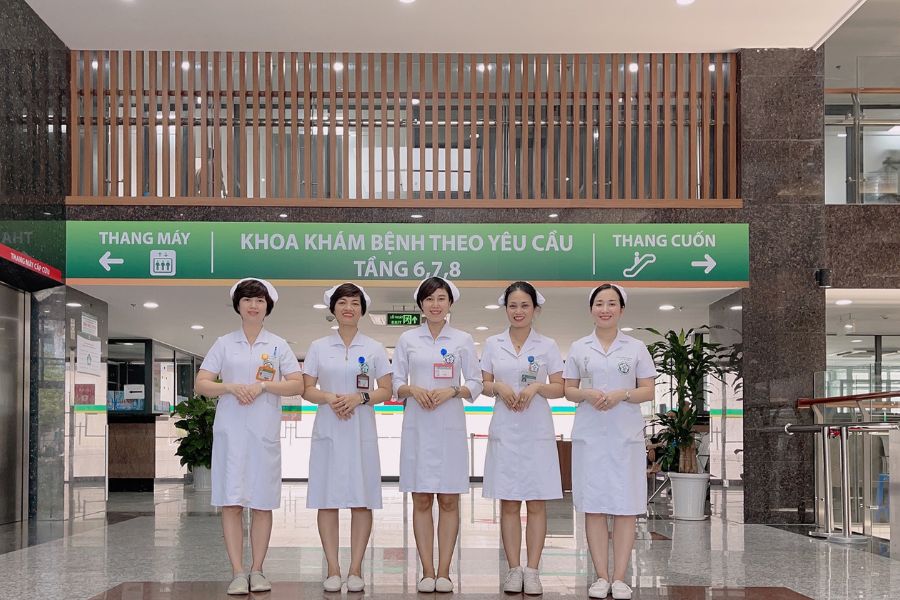 Biển chỉ dẫn lối đi và các lưu ý an ninh được bố̀i trí rõ ràng ngay tại cổng vào Bệnh viện Bạch Mai