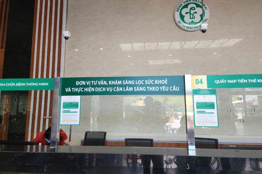 Bảng giá dịch vụ và công khám theo yêu cầu được niêm yết công khai tại sảnh tiếp đón Tòa nhà K1
