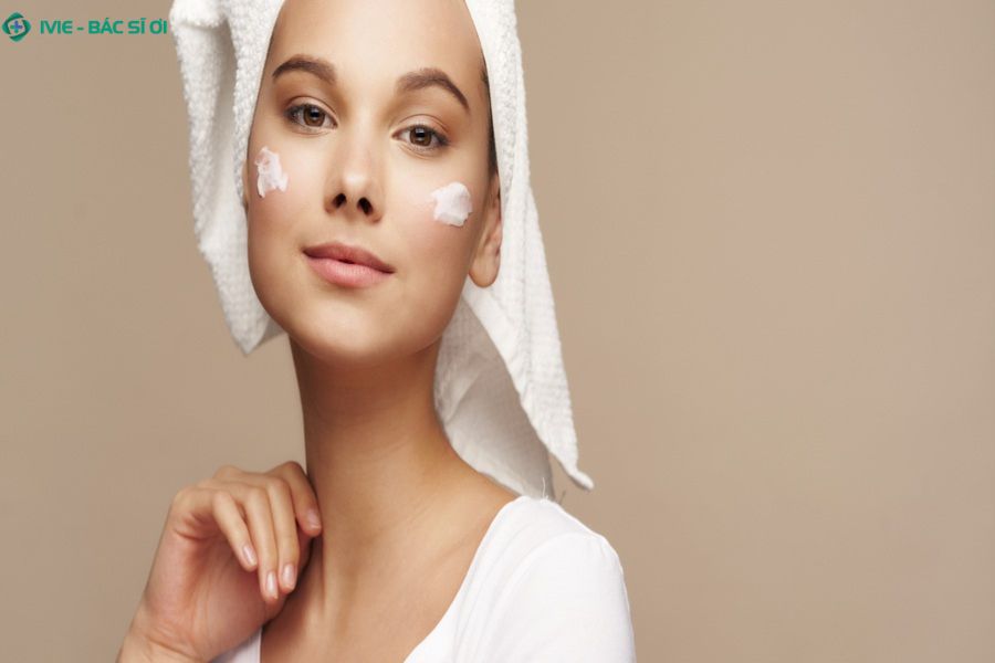 Dưỡng ẩm đều đặn bằng kem dịu nhẹ, không chứa hương liệu, cồn vùng da bị mẩn đỏ