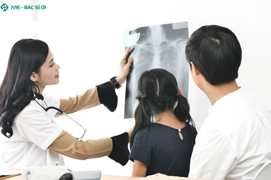 Khám định kỳ giúp theo dõi tiến triển gù lưng ở trẻ trong giai đoạn phát triển nhanh