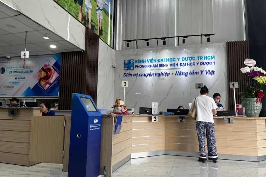 Không gian đón tiếp hiện đại, sang trọng tại Phòng khám Bệnh viện Đại học Y Dược 1