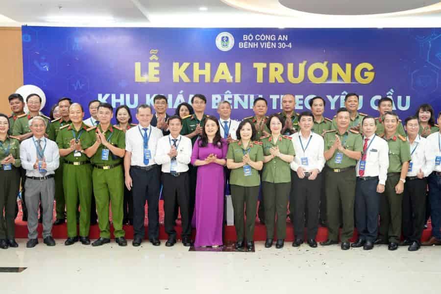 Đội ngũ y bác sĩ tại Bệnh viện 30-4 Bộ Công An luôn tận tâm thăm khám và ứng dụng máy móc hiện đại trong điều trị