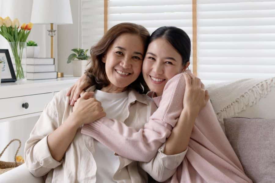 Trang bị bảo hiểm sức khỏe cho người trên 50 tuổi giúp cha mẹ an tâm vui sống bên gia đình