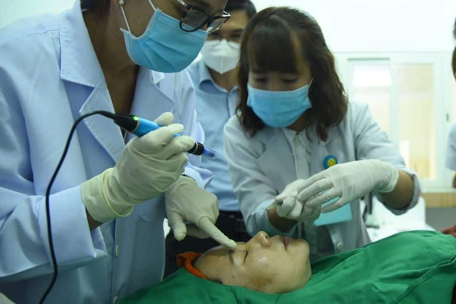 Khám da liễu tại Bệnh viện 30-4 được thực hiện bởi đội ngũ bác sĩ giàu kinh nghiệm tại Khoa Bệnh phổi và Da liễu