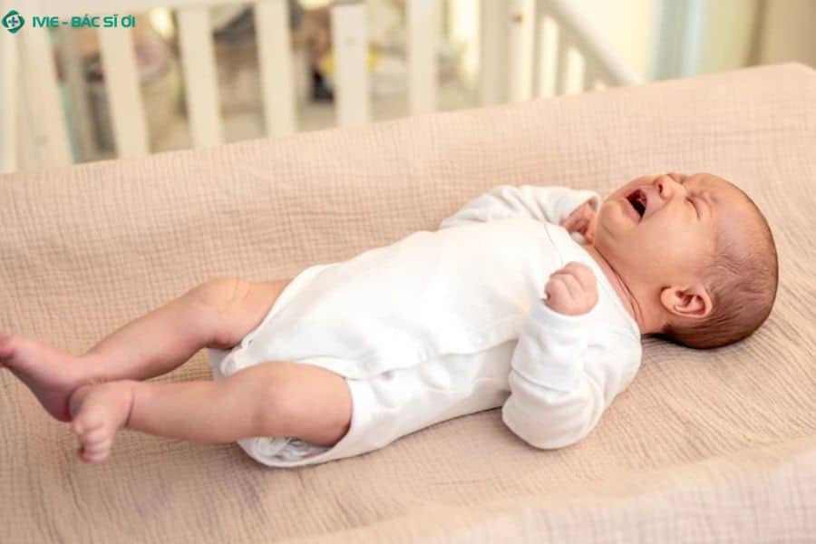 Táo bón kéo dài dẫn đến nứt kẽ hậu môn là nguyên nhân phổ biến khiến trẻ đi ngoài ra máu tươi