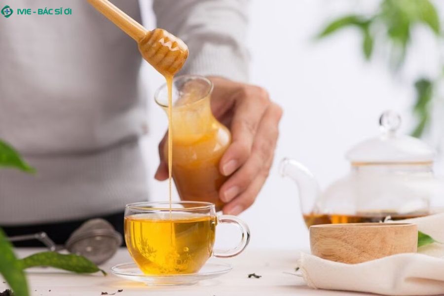 Uống mật ong pha nước ấm giúp bụng giảm cồn cào