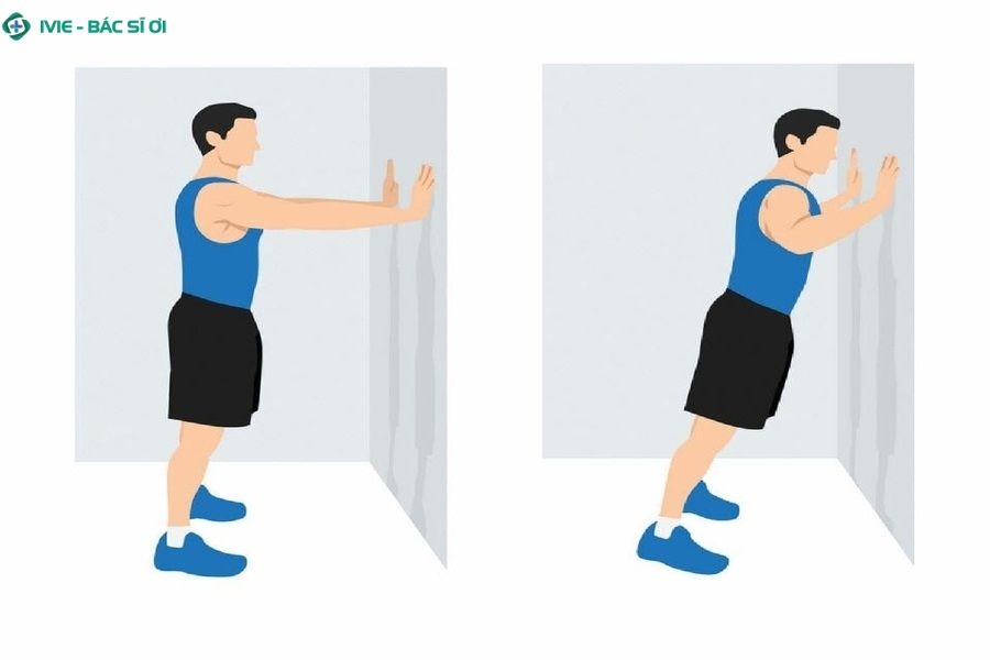 Chống đẩy vào tường là lựa chọn an toàn và hiệu quả cho trẻ đang bị gù hoặc có dáng đứng sai lệch