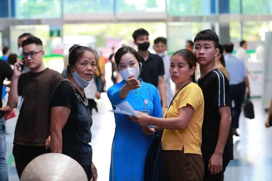 Người bệnh làm thủ tục xuất trình thẻ BHYT và CCCD gắn chíp tại quầy tiếp đón Bệnh viện Bạch Mai