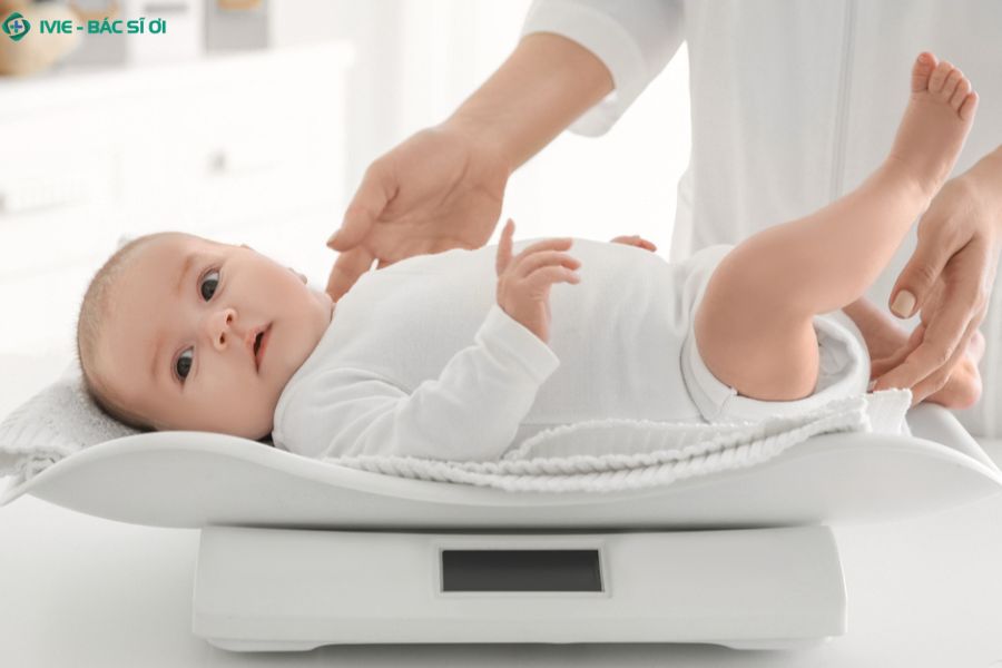 Trẻ 5 tháng nặng bao nhiêu kg là bình thường?
