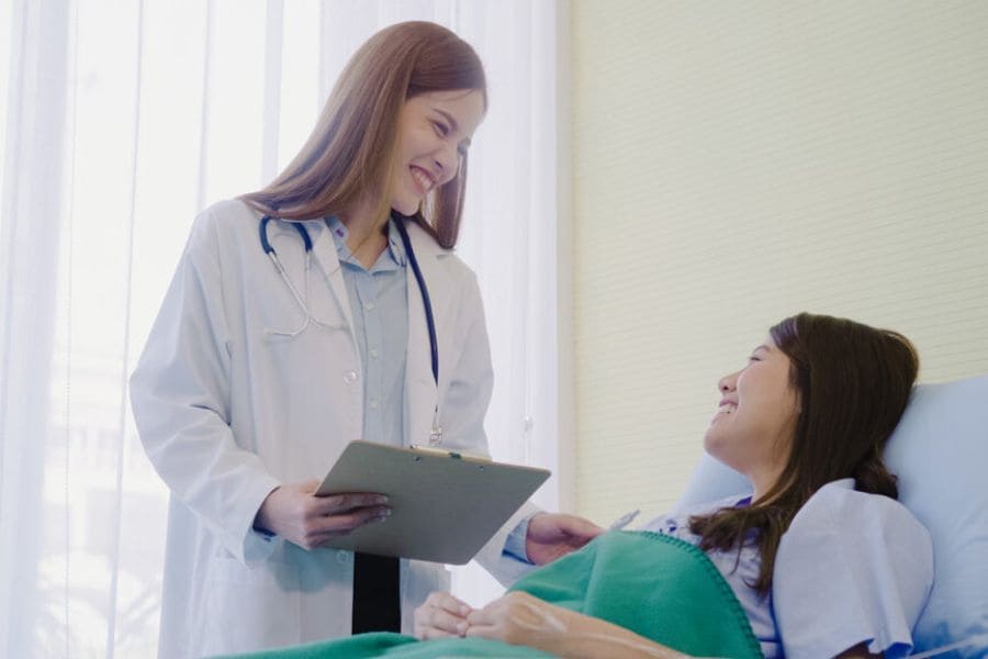 Điều trị nội trú yêu cầu người bệnh nhập viện theo dõi và điều trị, làm phát sinh các khoản chi phí lớn như tiền giường, phẫu thuật và thuốc