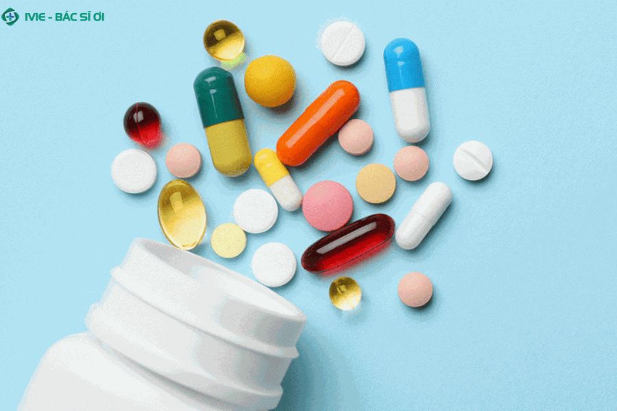 Điều trị viêm amidan ở trẻ bằng thuốc kháng sinh, hạ sốt và kháng viêm theo chỉ định của bác sĩ