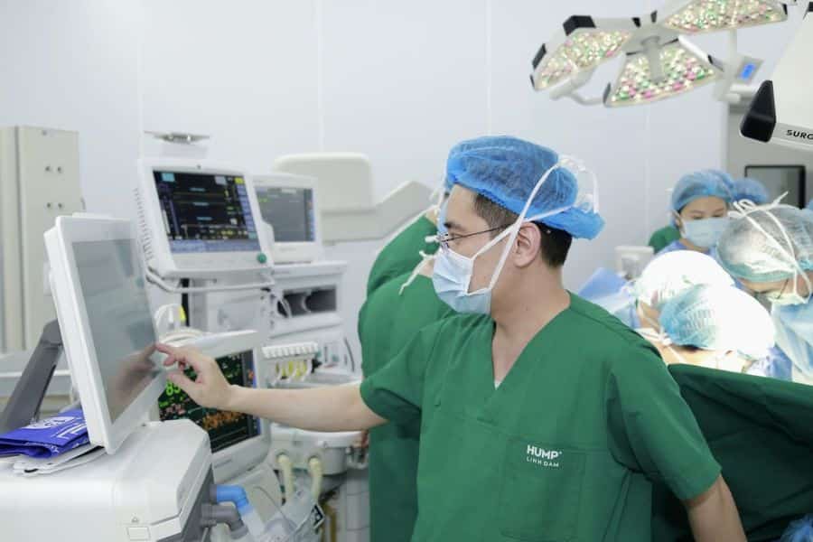 Đội ngũ chuyên gia đầu ngành trực tiếp thăm khám và xử lý chuyên sâu các bệnh lý tiêu hóa tại Bệnh viện Đại học Y Dược Linh Đàm