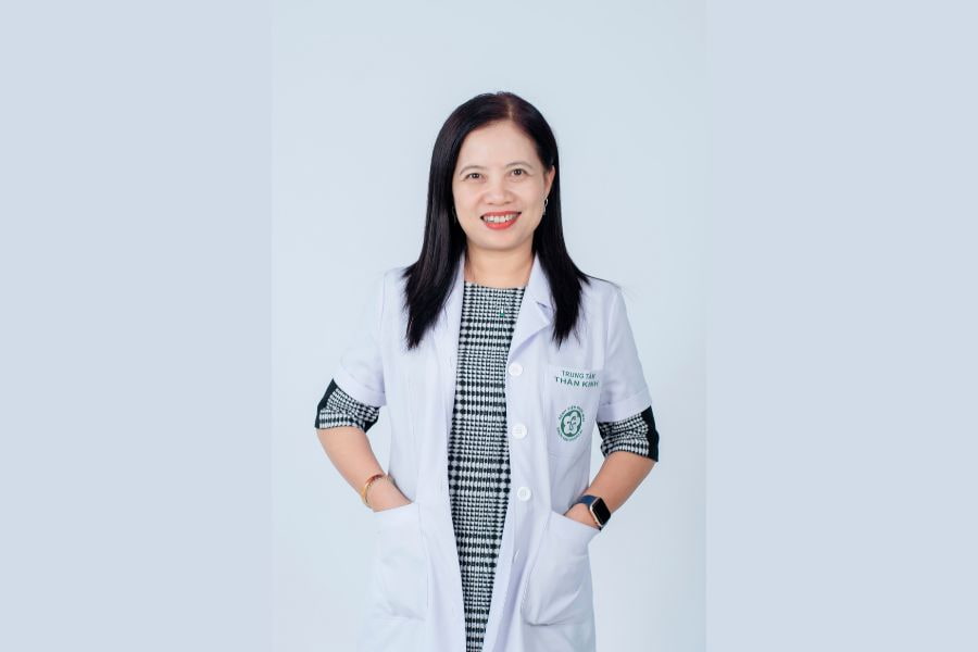 Người bệnh nhận tư vấn phác đồ điều trị cá nhân hóa cùng bác sĩ Trương Thanh Thúy tại phòng khám chuyên khoa