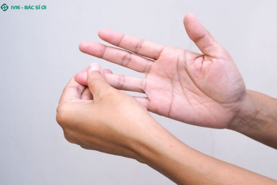 Cảm giác đau như kim châm ở đầu ngón tay thường là dấu hiệu của nhiều nguyên nhân