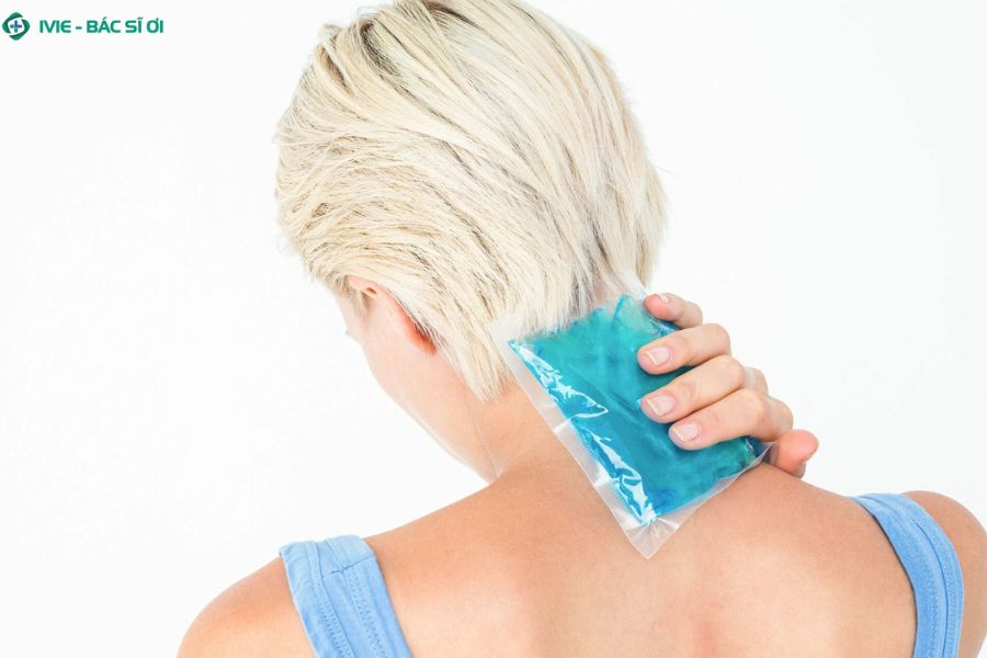 Chườm đá đúng cách giúp giảm sưng viêm và làm dịu cơn đau cổ vai gáy nhanh chóng