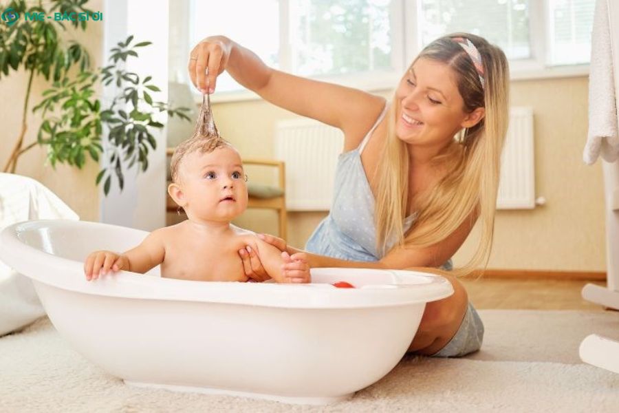 Khung giờ tắm an toàn cho trẻ 3 tháng tuổi sau 9h sáng hoặc 15h-16h30 chiều