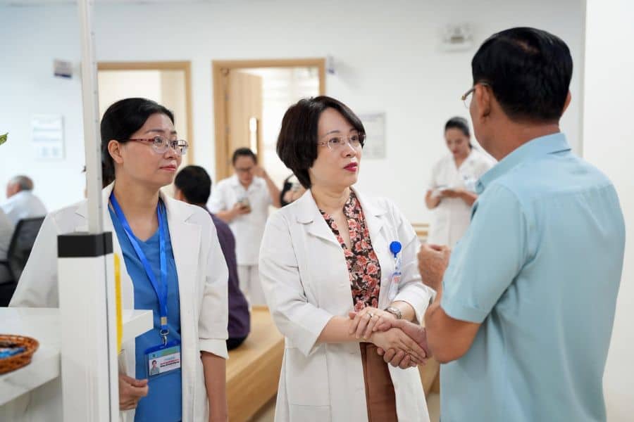 Đội ngũ bác sĩ chuyên khoa giàu kinh nghiệm trực tiếp thăm khám và tư vấn tại Bệnh viện 30-4