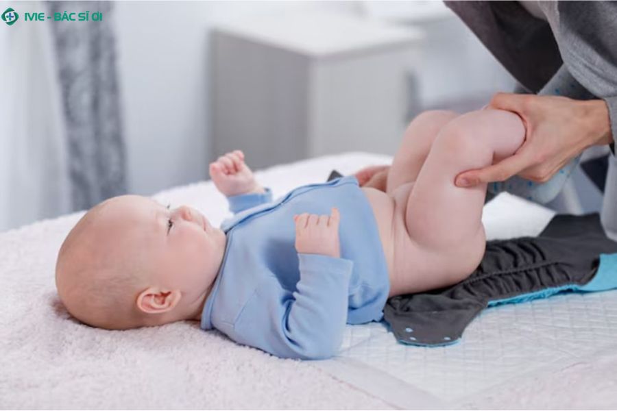 Trẻ 4 tháng tuổi ngủ xuyên đêm không đi tiểu hiện tượng sinh lý bình thường hay dấu hiệu cần chú ý