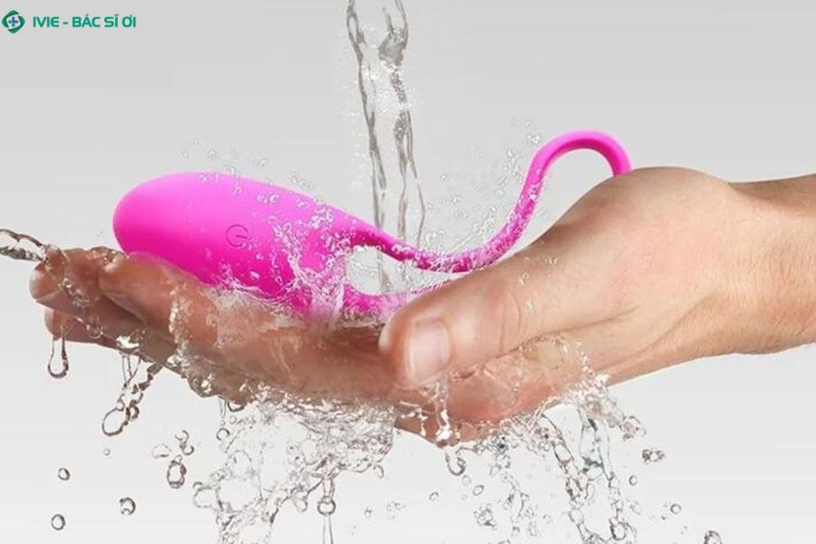 Luôn vệ sinh thiết bị trước và sau khi sử dụng để phòng tránh viêm nhiễm vùng kín