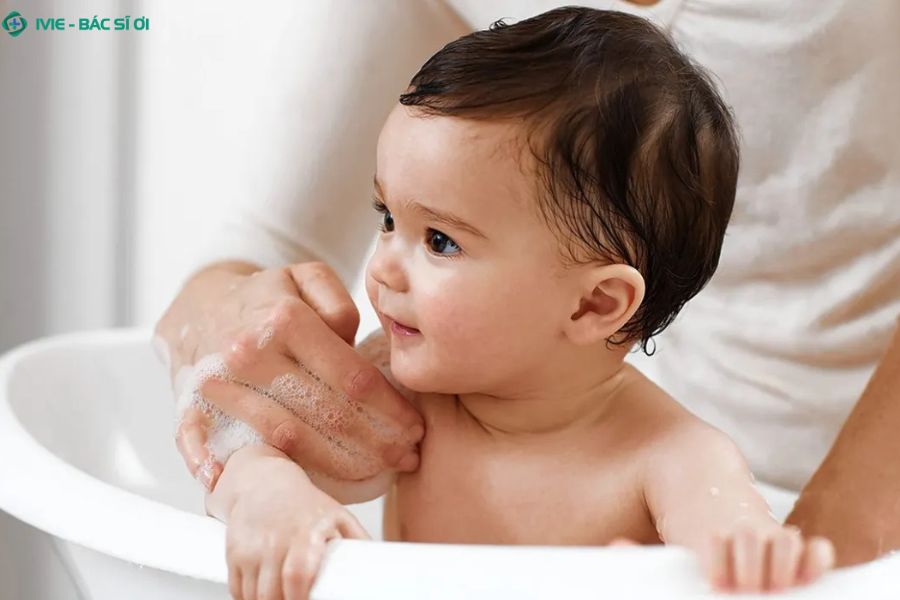 Lưu ý khi tắm cho trẻ 2 tháng tuổi