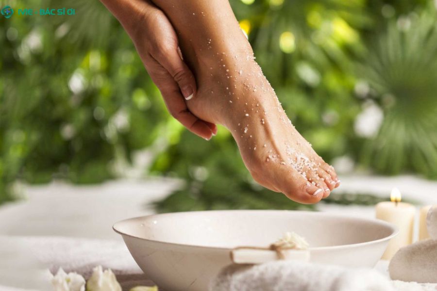 Ngâm chân với nước muối giúp giảm sưng đau ngón chân cái